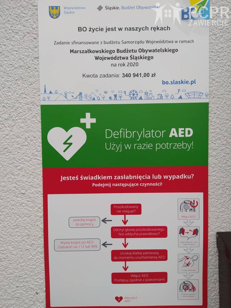 Zdjęcie: Instrukcja użycia defibrylator AED wisząca na budynku PCPR